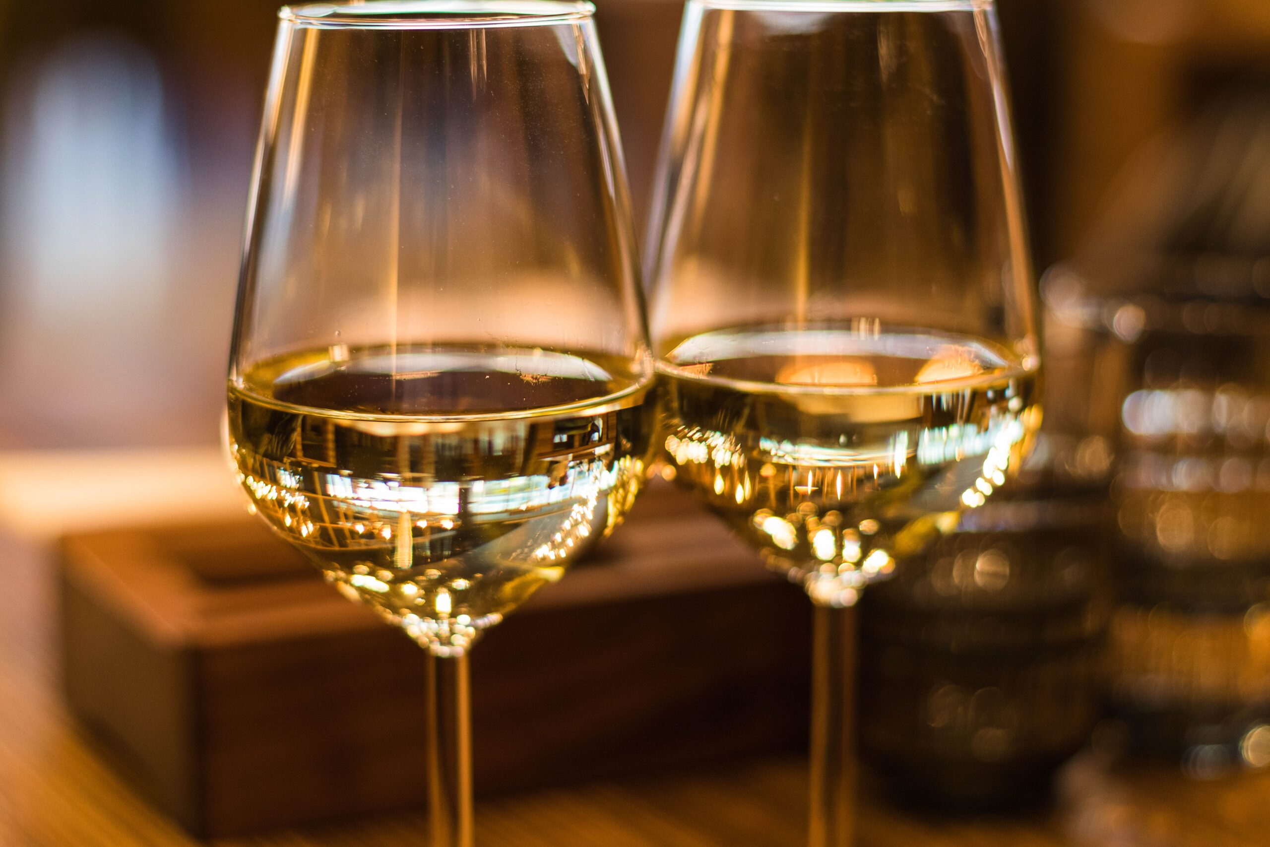 Wijn met klinkende glazen